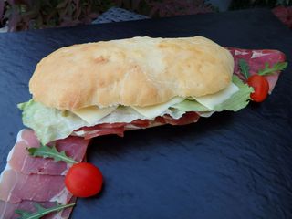 Sendvič sa njeguškom pršutom