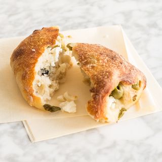 Panecillo Con Olives Y Feta