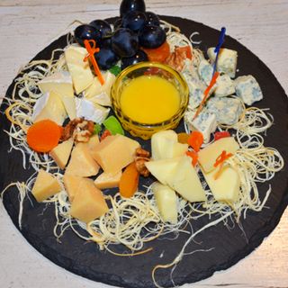 Плато з вишуканих сирів (200г)
