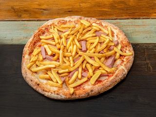 Pizza con pomodoro, mozzariso, patate e wega wurstel