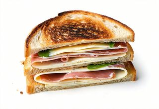 Toast con speck e brie