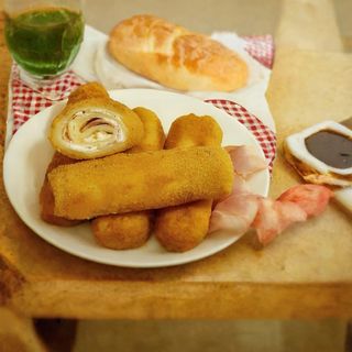 Panirane punjene palačinke