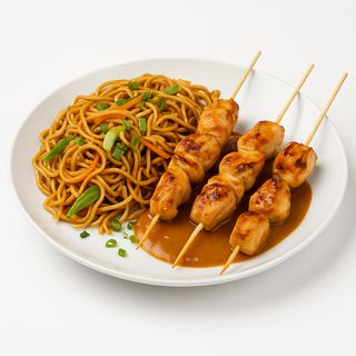 Zapečeni rezanci s pilećim ražnjićima i kikiriki umakom