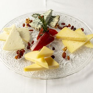 Quesos Asturies seleccionados con frutos secos y membrillo natural