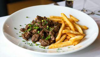 Carne la cazan cu cartofi prajiti