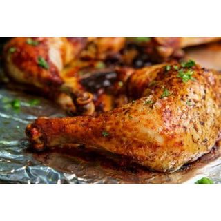 1/4 Pollo  ensalada y patas y salsa