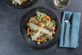 სალათი ცეზარი კრევეტებით