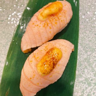 134. Caramelized Sushi Salmón Flameado (2 Uds.)