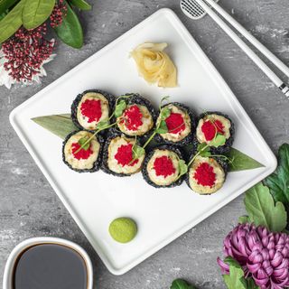 Теплий рол з дорблю, креветкою, чорним рисом і грушею NEW