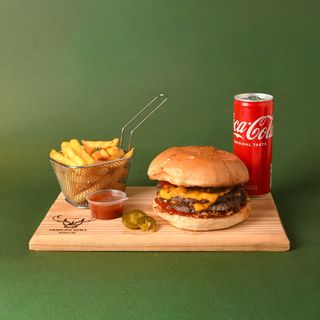 Premium smash burger, pomfrit i Coca-Cola