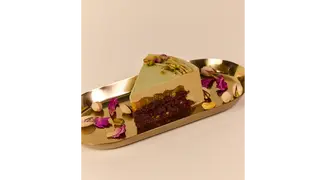 Tort Pistacjowy Z Musem Pomarańczowo-Limonkowym - Porcja