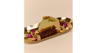 Tort Pistacjowy Z Musem Pomarańczowo-Limonkowym - Porcja