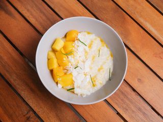 Sutlijaš sa mangom i listićima kokosa