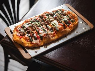 Pinza сальсіча з ндуєю, печений перцем, песто та горгогзолою Pinza сальсіча з ндуєю, печений перцем, песто та горгогзолою  (0 г)