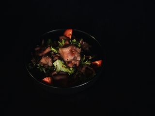 Салат з телятиною ростбіф та фірмовим соусом (300г)