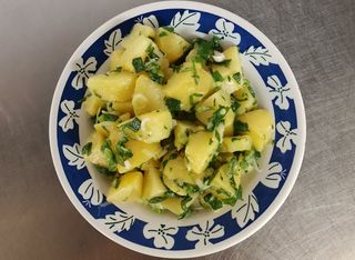 Варени картофи с лук (100г)