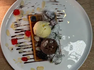 Вафлі з морозивом та ягодами (200г)