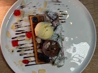 Вафлі з морозивом та ягодами (200г)