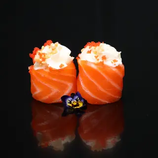 147. Gunkan salmón con queso (2uds)