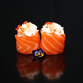 147. Gunkan salmón con queso (2uds)