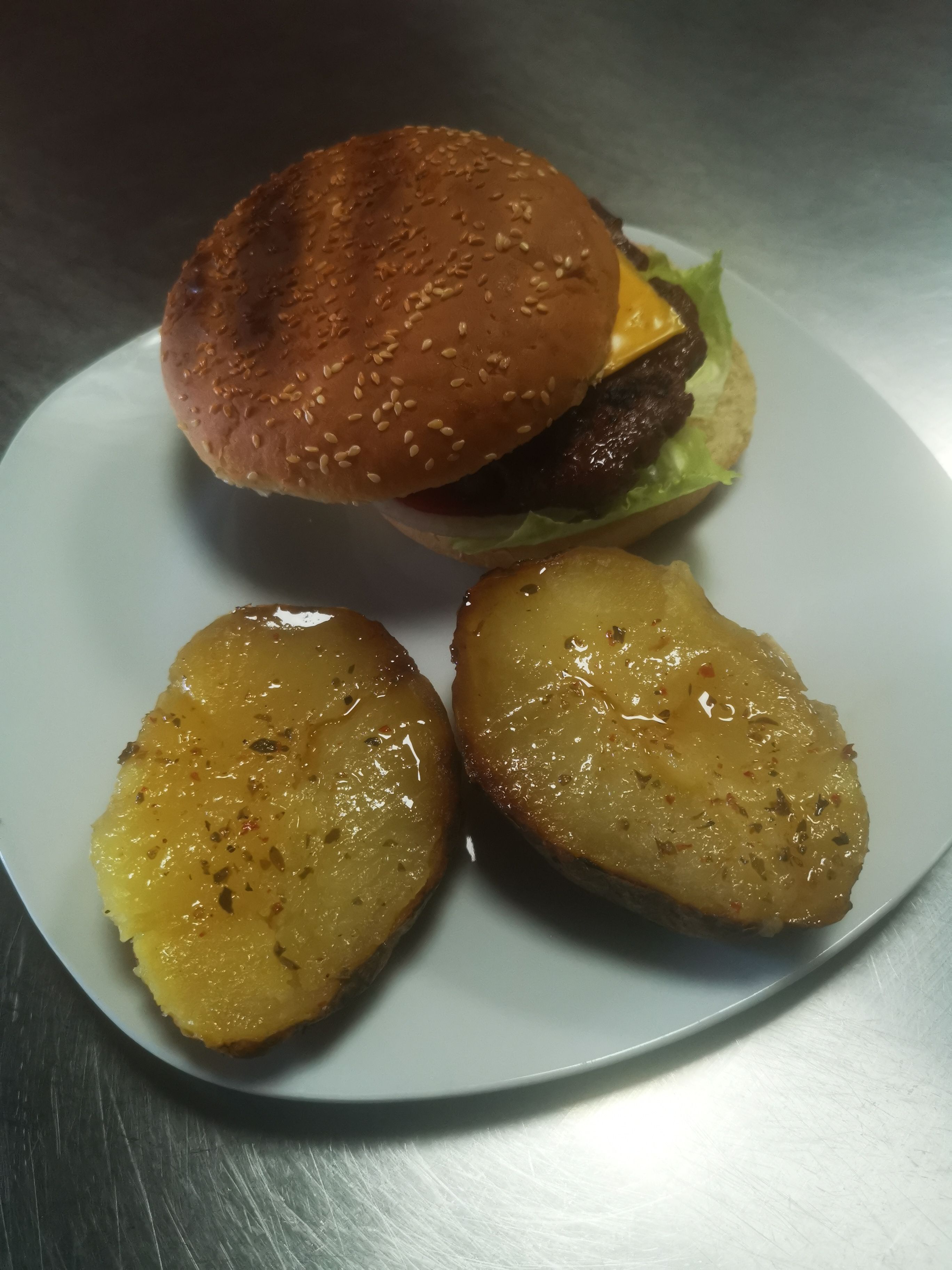 Hamburguesa Con Patatas Asadas