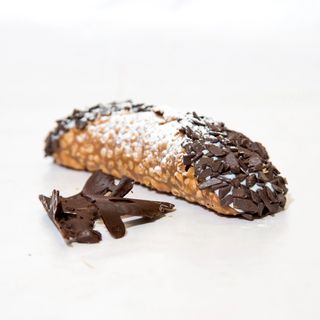 Cannolo con crema di cioccolato e gocce di cioccolato