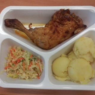 Udko z kurczaka ,ziemniaki surówka