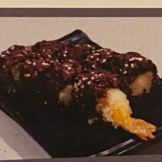 Uramaki ebiten con riso venere