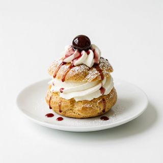 Bignè con panna e amarena