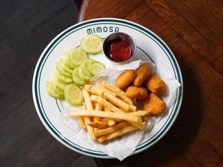 Nuggetsy z frytkami i ogórkiem