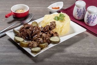 Meniu ficăței de pui cu garnitură de cartofi prajiti și salată 450g