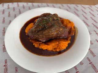 Carrillera asada a baja temperatura con salsa de boniato