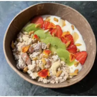 Bowl De Yogurt Natural Möoi Con Frutas Frescas Y Granola