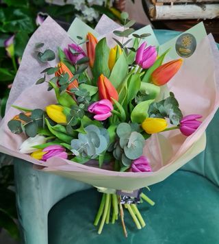 Buchet cu lalele colorate si eucalipt 