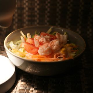 Insalata mista con gamberi 