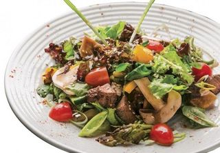 Теплый салат с говядиной