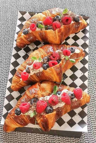 Сладък кроасан с плодове
