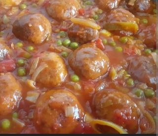 Ración De Albóndigas En Salsa Jardinera con cama de patatas