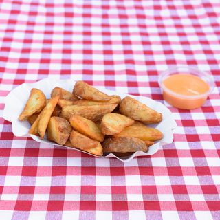 Уеджис картофки с Wurstrasse сос