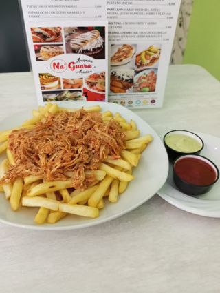 Papas Locas Con Pollo Mechado Y Salsas