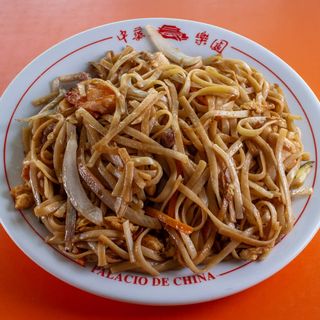 35. Tallarines fritos tres delicias