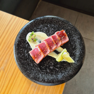Taco de Atún a la plancha sobre Crema de Wasabi y Tahina, y Lima