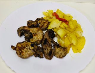 Pollo a la brasa con patatas a lo pobre
