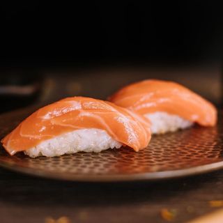 Niguiri salmón (2 uds)