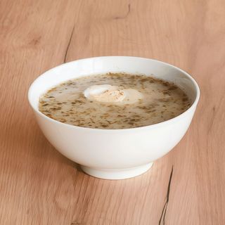 Żurek z jajkiem i kiełbasą