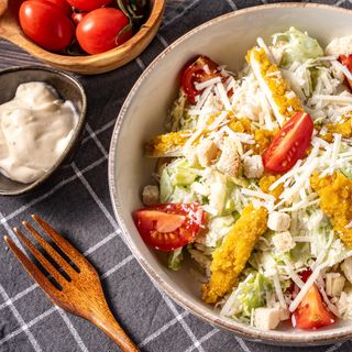 Салата Цезар с хрупкаво пиле (320г)