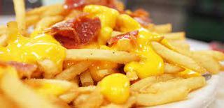 Patatine fritte con cheddar e pancetta