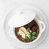 Щечки бычка томленые с гречкой и страчателлой