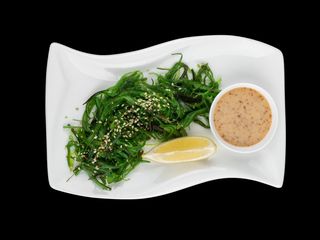 Чука Салат с ореховым соусом (140 гр.)