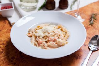 Paste cu sos alb si pulpa de pui